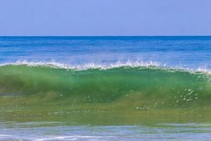 extrem riesige große surferwellen am strand puerto escondido mexiko. foto