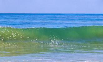 extrem riesige große surferwellen am strand puerto escondido mexiko. foto