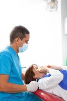 kieferorthopädisch Spezialist Zahnarzt Behandlung ein Erwachsene weiblich geduldig foto