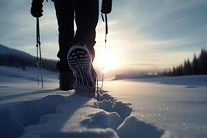 Rucksack im Schneeschuhe klettert ein schneebedeckt Berg, Winter Wandern, Wandern Ausrüstung. generativ ai. foto