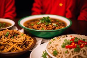 Chinesisch Essen, gebraten Schweinefleisch im Süss und sauer Soße mit Reis. Hähnchen Nudel Suppe. generativ ai foto