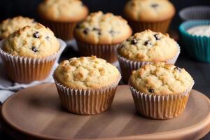 hausgemacht Muffins mit Zimt und Mandeln auf ein schwarz Hintergrund. generativ ai foto