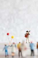 Miniatur Musiker spielen ein Gitarre auf Bühne, Welt Musik- Tag Konzept foto