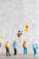 Miniatur Musiker spielen ein Gitarre auf Bühne, Welt Musik- Tag Konzept foto