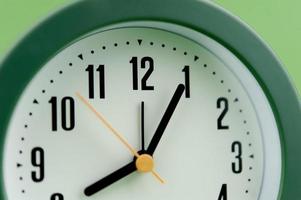 Alarm Uhr auf Grün Hintergrund Zeit Konzept Arbeiten mit Zeit kostbar Zeit foto
