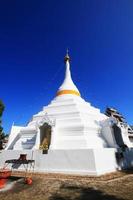 schön Weiß Pagode mit Blau Himmel im phra Das doi kong mu Tempel auf das Berg im Nord beim Meahong Sohn Provinz, Thailand foto