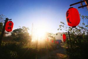 schön rot Papier chiwalkwaynese Laternen Dekoration auf Gehweg im das Nebel und Sonnenaufgang beim Lee Wein ruk thailändisch Resort gelegen auf das Berg, Thailand foto