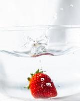 Erdbeere in einer Schüssel Wasser foto