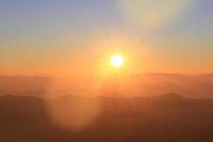 schön golden natürlich Sonnenlicht und Zwielicht von Sonnenaufgang leuchtenden zu im das Nebel auf Senke von Berg im Thailand foto