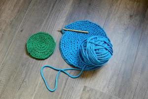 Blau häkeln Stricken Handbuch Pad auf das Tabelle Hand Stricken, foto