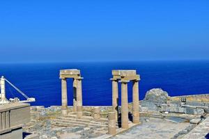 alt Antiquität Stein Ruinen auf ein heiß Sommer- Tag auf das griechisch Insel von Rhodos im Lindos foto