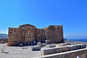 alt Antiquität Stein Ruinen auf ein heiß Sommer- Tag auf das griechisch Insel von Rhodos im Lindos foto