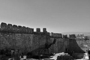 alt Antiquität Stein Ruinen auf ein heiß Sommer- Tag auf das griechisch Insel von Rhodos im Lindos foto