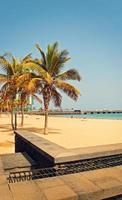 städtisch Landschaft von das Hauptstadt von das Kanarienvogel Insel Lanzarote arrecife im Spanien auf ein warm Sommer- Tag foto