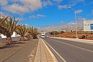 Landschaft mit das Stadt charakteristisch Weiß Gebäude von das Spanisch Insel von Lanzarote auf ein warm Sommer- Tag foto