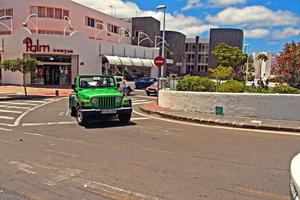 Landschaft mit das Stadt charakteristisch Weiß Gebäude von das Spanisch Insel von Lanzarote auf ein warm Sommer- Tag foto