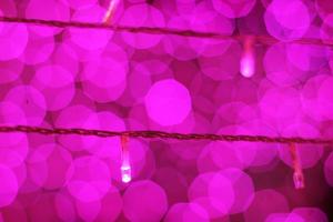 Glanz Ultra violett funkelnd und lila funkeln Bokeh von metallisch Kreis. mehrfarbig Weihnachten und Neu Jahr glühend Licht abstrakt zum Weihnachten und Urlaub Konzept. foto