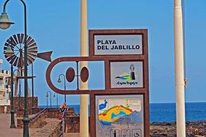 Landschaft mit das Stadt charakteristisch Weiß Gebäude von das Spanisch Insel von Lanzarote auf ein warm Sommer- Tag foto