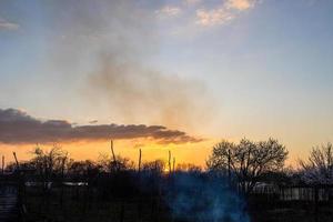 Sonnenuntergang Himmel Über ländlich Gardens im Frühling Abend foto