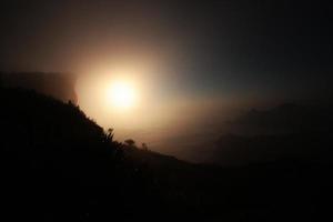 schön Silhouette Landschaft Senke von Berg mit nebelig und Nebel im Winter von Sonnenaufgang leuchtenden auf das Himmel beim phu chee fah Hügel Nord von Thailand foto