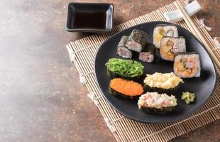 mischen Sushi auf alt braun Rost Hintergrund foto