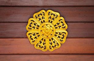 Muster von Gold Blume geschnitzt auf Holz zum Dekoration foto