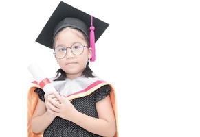 süß asiatisch Mädchen Schüler im Abschluss Deckel mit Zertifikat foto