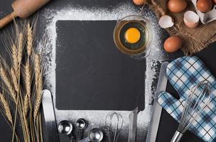 Backen Utensilien und Zutat mit Schneebesen und Ei foto