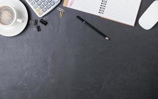 Büro schwarz Schreibtisch Tabelle mit Taschenrechner, Papier Hinweis foto