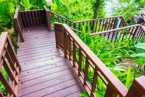 Holztreppe im Wald foto