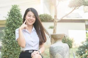 süß jung asiatisch Frau im Uniform Schüler Lächeln foto