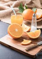 frisch geschnitten Orange und Orange Saft foto