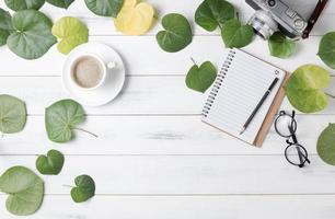 leer Notizbuch mit Herz geformt Grün Blatt und heiß Kaffee foto