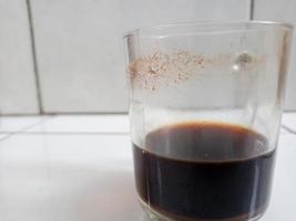 schließen oben von schwarz Kaffee ein Tasse von schwarz Kaffee mit Kopieren Raum Bereich foto