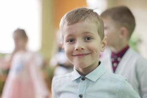 Weißrussland, das Stadt von Gomil, kann 30, 2019. Fototermin im Kindergarten. Nahansicht Porträt von ein heiter Vorschulkind Junge. foto