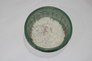 Foto von Weiß Reis im ein Grün Container