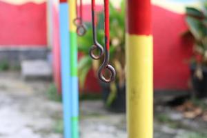 Foto von ein alt Eisen Aufhänger im ein Kinder- Spielplatz