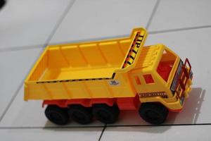 Foto von ein Gelb Kinder- Spielzeug LKW