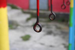 Foto von ein alt Eisen Aufhänger im ein Kinder- Spielplatz