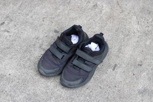 Foto von schwarz Schuhe getragen auf das Straße