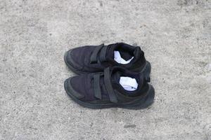Foto von schwarz Schuhe getragen auf das Straße