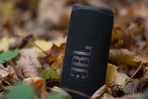 Lemberg, Ukraine, Oktober 12, 2022, jbl Flip 6 Schwarz, tragbar Bluetooth Lautsprecher draußen. foto
