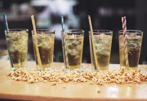 schön und köstlich alkoholisch Cocktails bereit beim das Bar durch das Barmann. foto