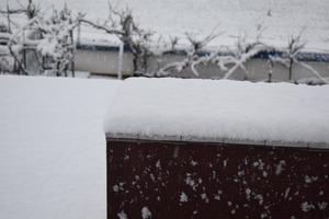 fallen frisch Schnee auf ein dunkel Dach foto