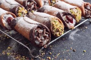 schön sortiert Süss Cannolis foto