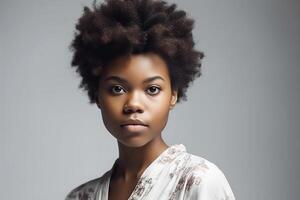 afrikanisch Mädchen mit lockig schwarz Haar. Studio Porträt. grau Hintergrund. generativ ai foto