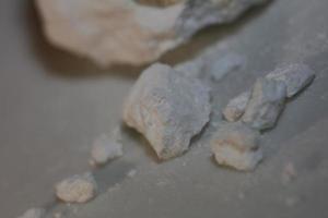 rein Kokain Felsen schließen oben Dope und Drogen Hintergrund hoch Qualität groß Größe sofortig drucken illegal Substanzen Lager Fotografie foto