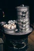 Eier und gedämpft Gebäck sind verkauft beim ein Frühstück Geschäft foto
