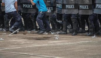 randalieren Polizei kollidierte mit das Demonstranten. foto