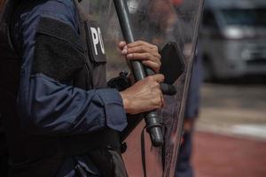 randalieren Polizei Steuerung das Menge. foto